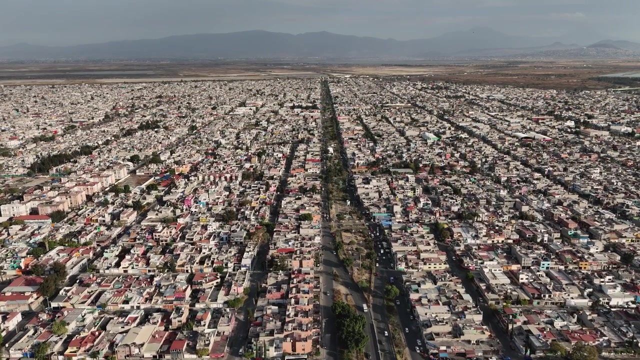 Area urbana densamente popolata a Ecatepec, Messico, ripresa da drone