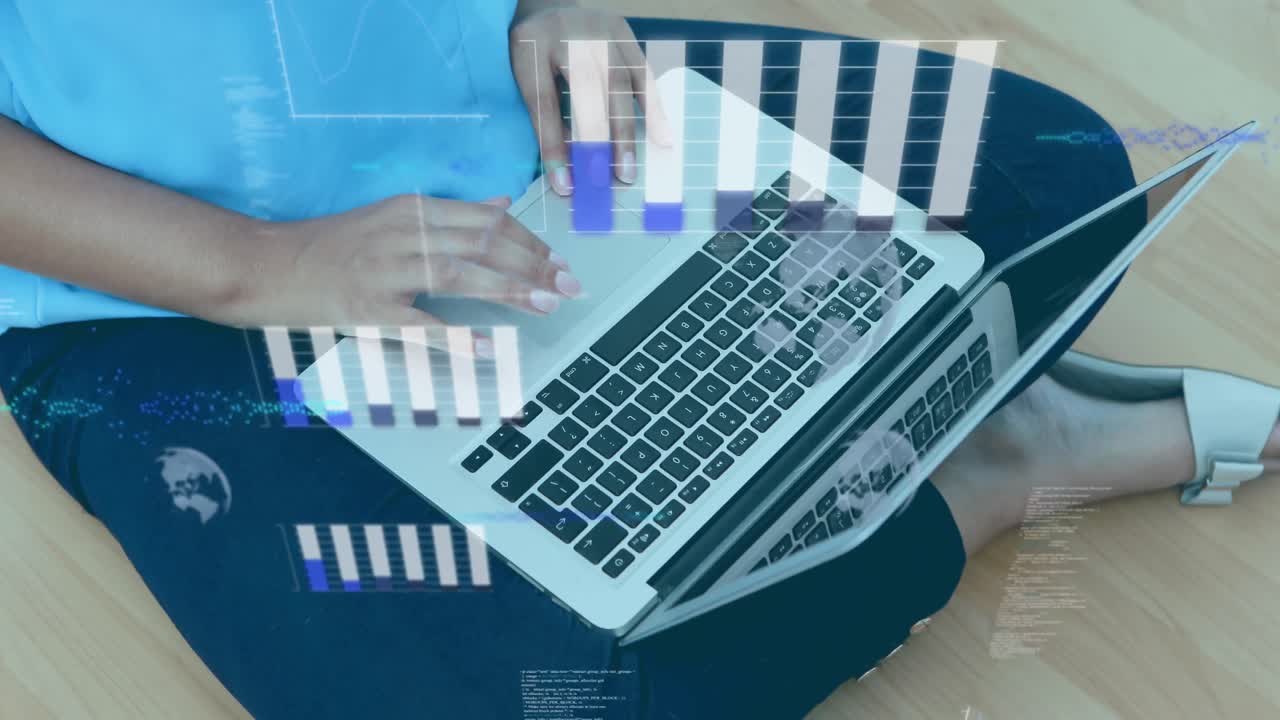 animación de gráficos, globo terrestre, lenguaje informático sobre mujer biracial trabajando en la computadora portátil en casa