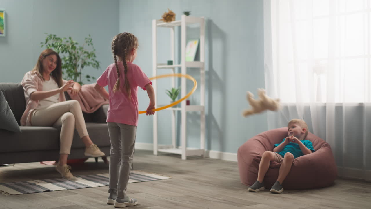 어린 여자, 방에서 놀고 있는 아이들과 함께 엄마, 장난감을 던지고