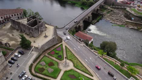 Historisches-Zentrum,-Mittelalterliche-Brücke-über-Cavado,-Barcelos,-Portugal