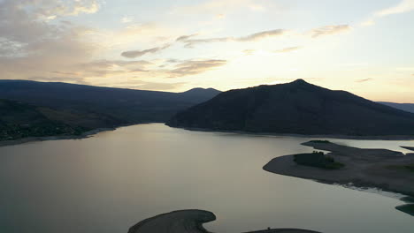 Vista-Aérea-De-Las-Montañas-Y-El-Lago