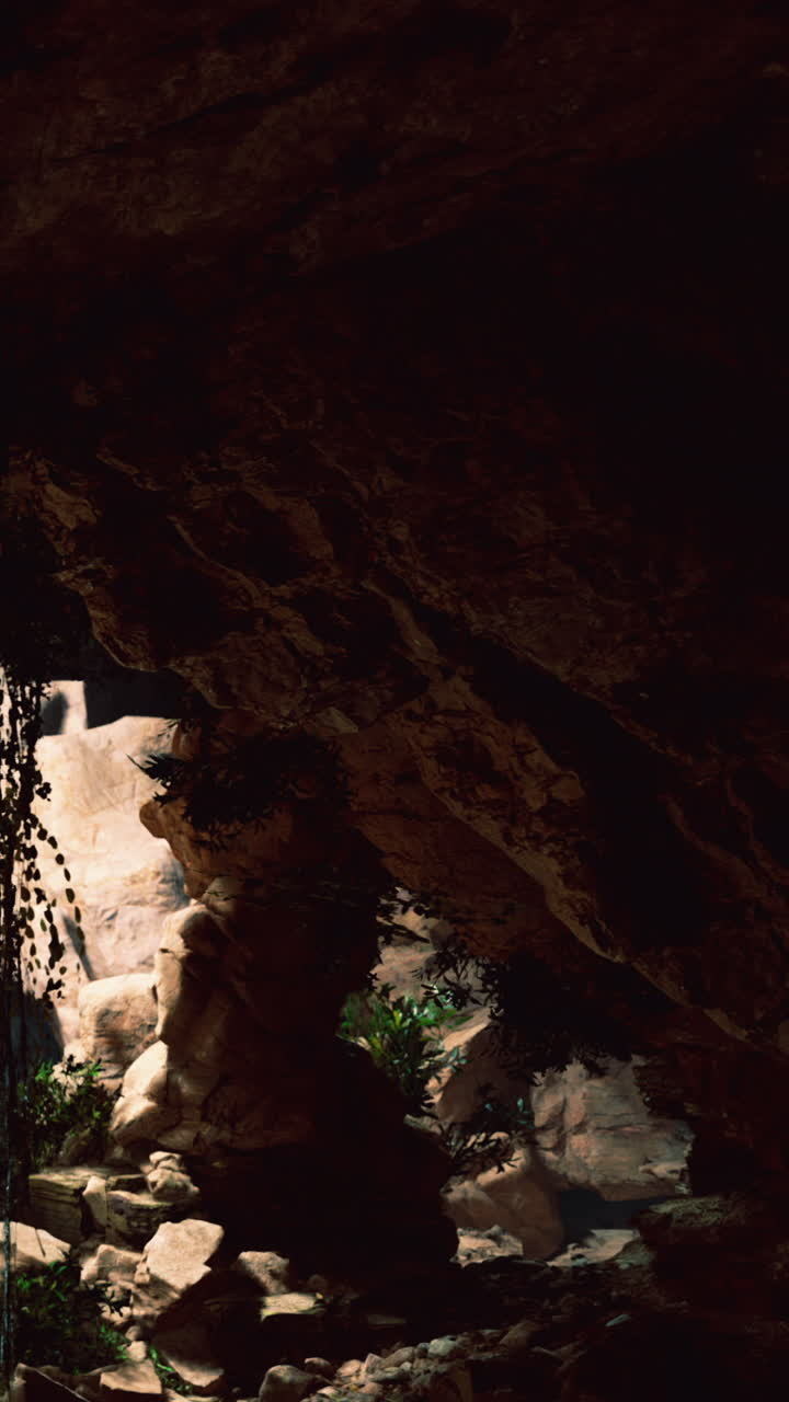 Pietre e ombre in una grotta nascosta durante la luce di mezzogiorno nella natura