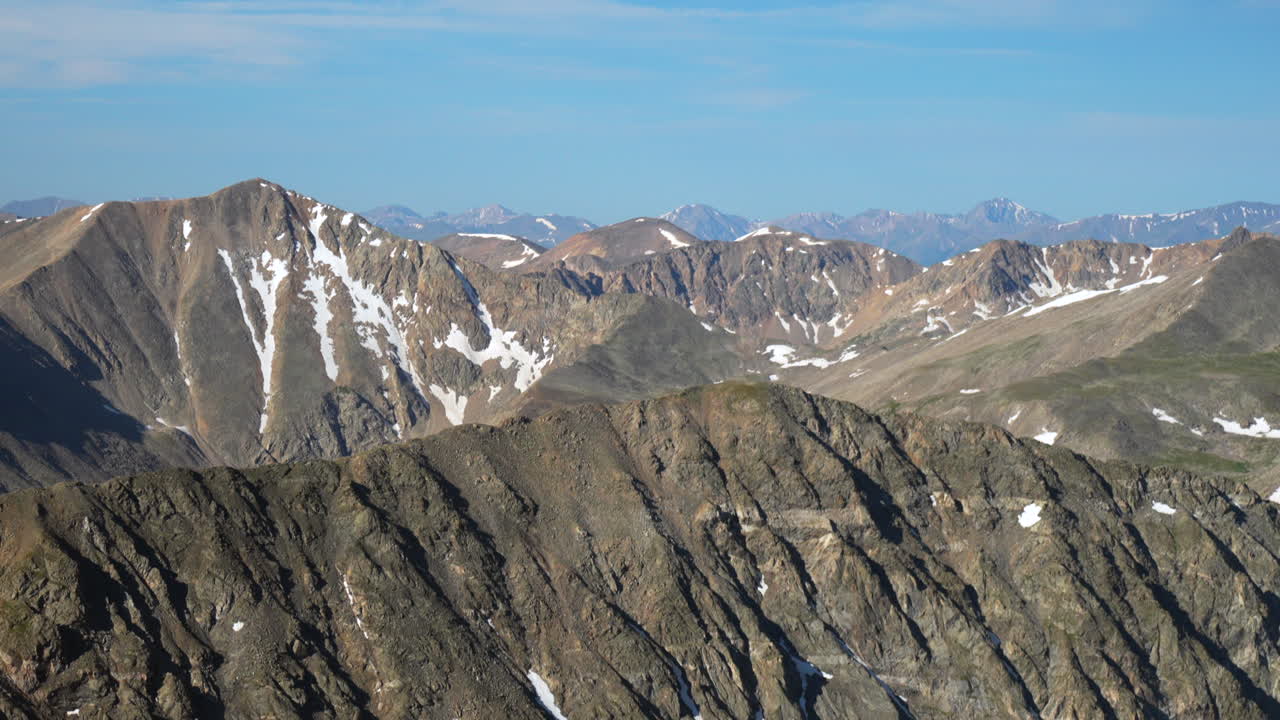 コロラド州デンバーのロックリーマウンテン 世界の頂上 景色の美しい景色 ディダリー山 雪 14年中 夏の早朝 ブレッケンリッジ コリゲートピーク 驚くべき平和なロックリー山脈 ゆっくりと左に