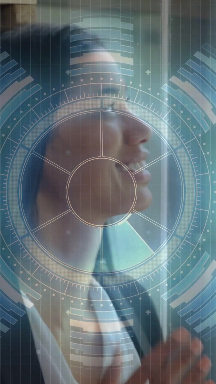 Mulher aproximando dispositivo da boca em demonstração de tecnologia, com HUD se expandindo, dominando a visão e mostrando gestos.