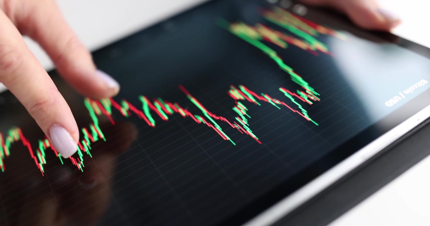 Mano femminile che tocca lo schermo di un telefono cellulare con grafici di crescita del tasso di criptovaluta, primo piano 4k