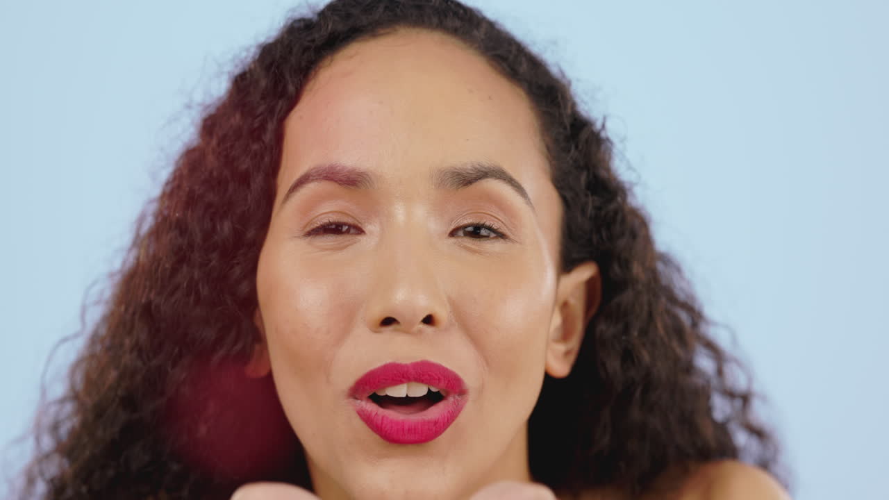 sonrisa, cara y mujer soplando confeti en el estudio