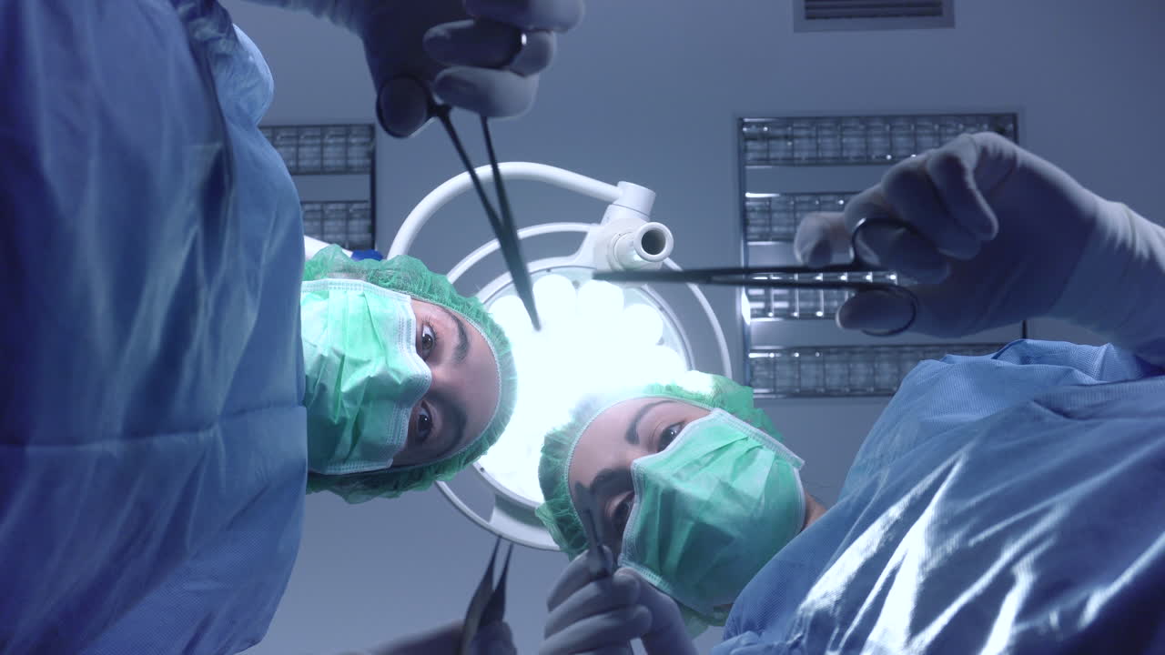 병원에서 함께 수술을 하는 여성들