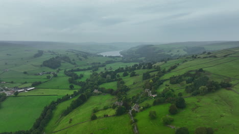 high wide of beautiful yorkshire dales farmland, regno unito