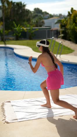 chica con auriculares vr junto a la piscina