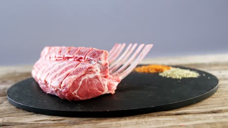 costillas de carne cruda e ingredientes en tablero de madera