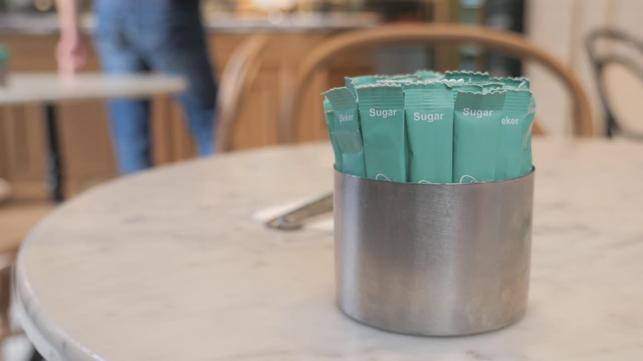 카페 의 테이블 에 있는 설탕 패