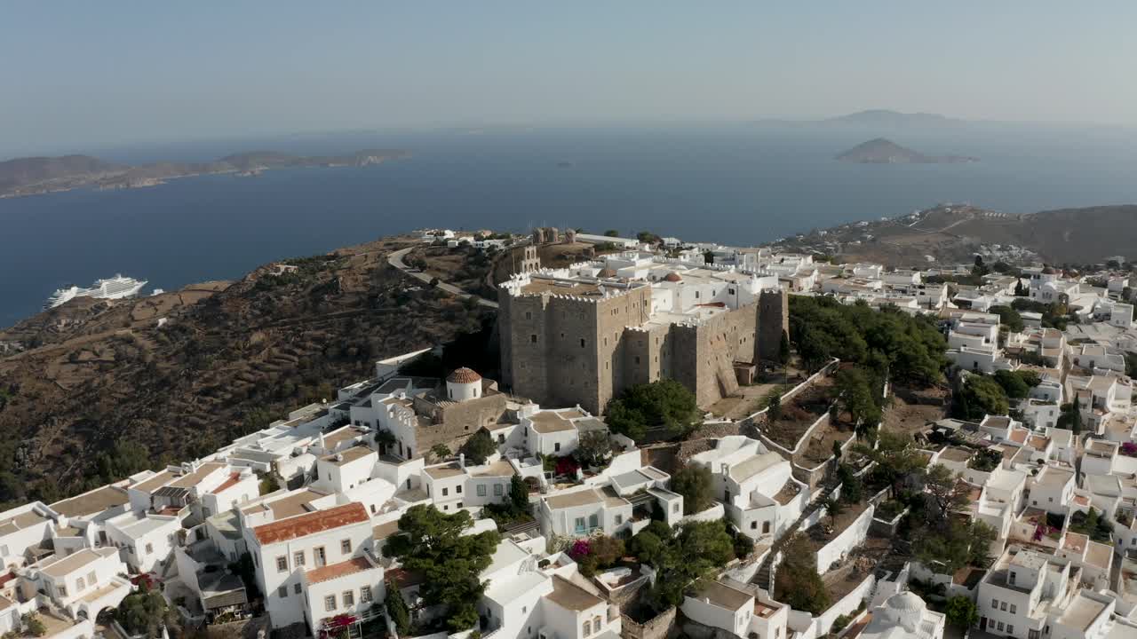 sobrevuelo del castillo griego avión no tripulado isle of patmos isla mar océano ciudad