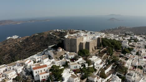 Griego-Castillo-Paso-Elevado-Aéreo-Dron-Isla-De-Patmos-Isla-Mar-Océano-Pueblo