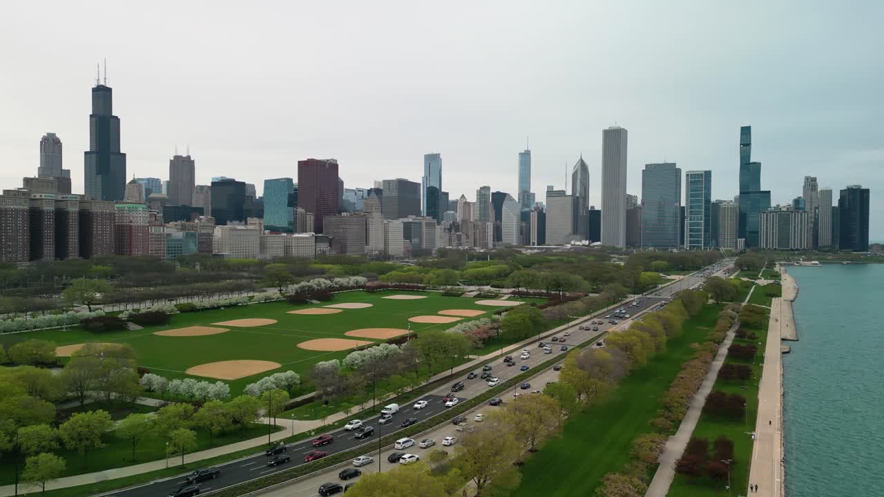 vista aérea del tráfico de lakeshore drive y el horizonte de la ciudad de chicago