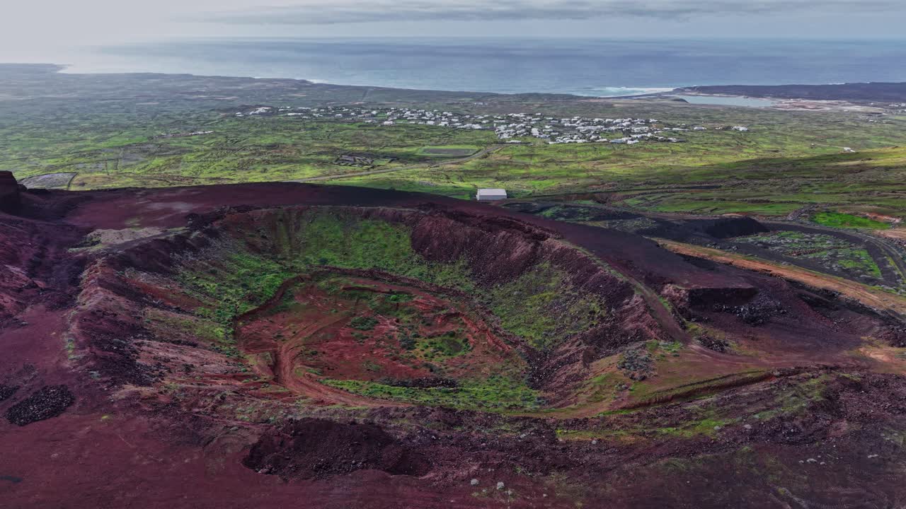 Uitzicht op vulkanische krater nabij kust op Lanzarote, Spanje