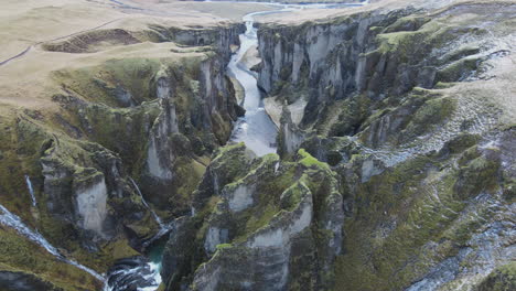 toma aérea del cañón fjadrargljufur en islandia a principios de invierno-8