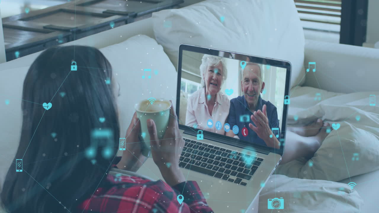 animación de la red de conexiones con iconos sobre una pareja caucásica mayor que tiene una videollamada portátil