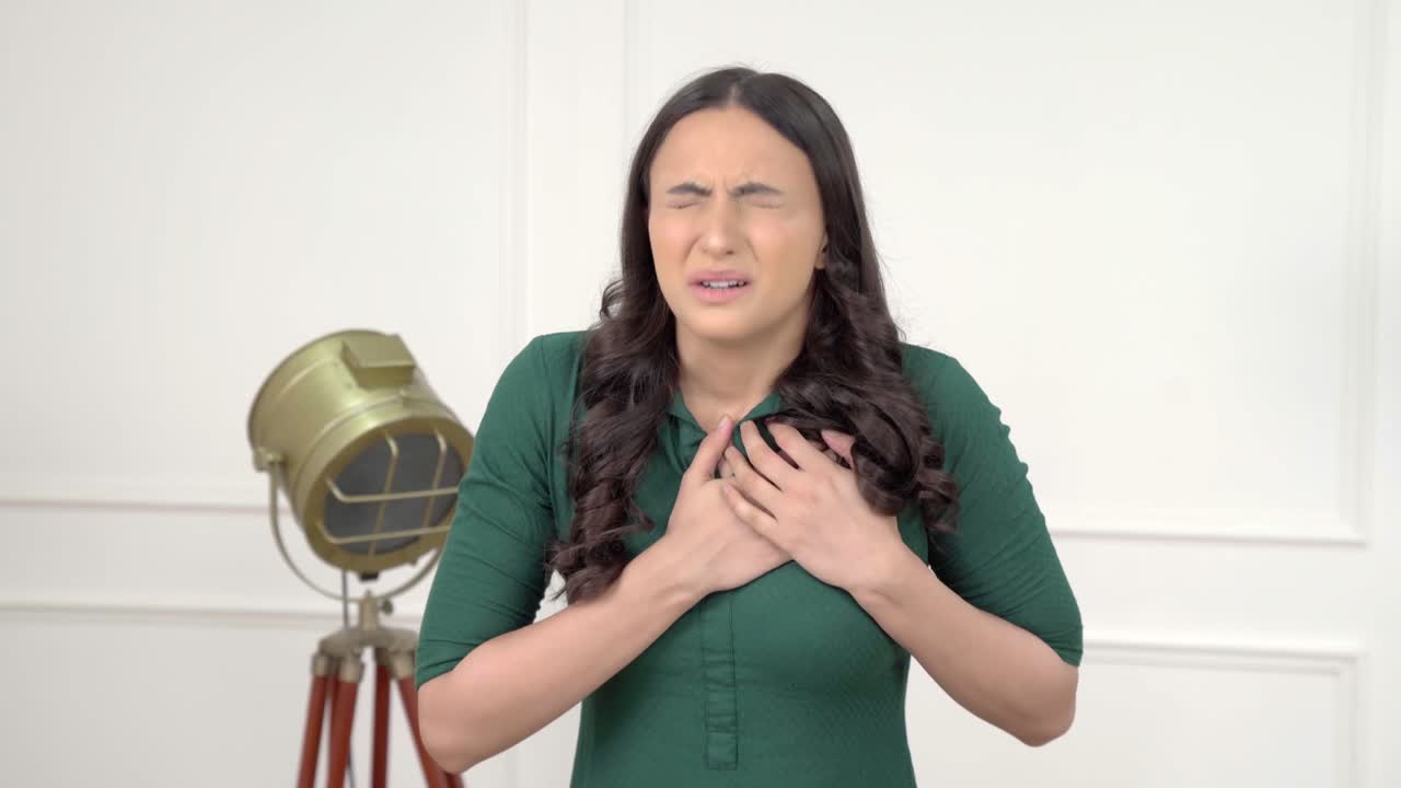 mujer india que tiene un ataque al corazón