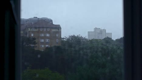 Un-Disparo-En-Cámara-Lenta-A-Través-De-Una-Ventana-Cubierta-Con-Gotas-De-Lluvia-En-Bournemouth,-Inglaterra