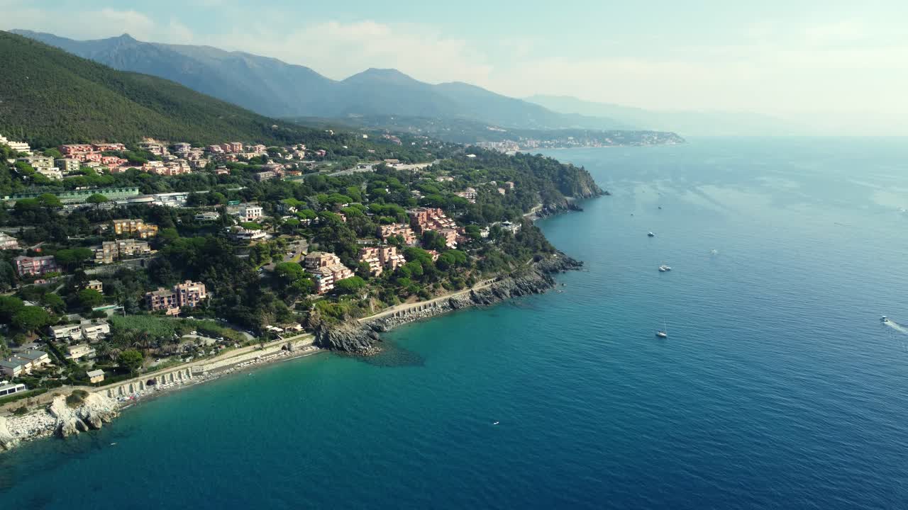 Vista aerea di una costa con case e montagne