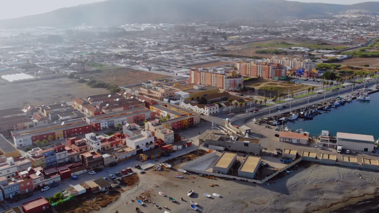 disparo de avión no tripulado, inclinándose hacia arriba sobre la línea de la concepción