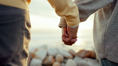 pareja, amor y tomados de la mano en la playa