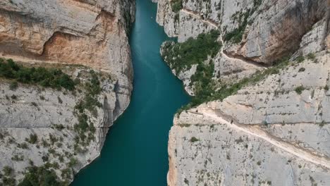 vistas aéreas del cañón de mont-rebei con los acantilados, escaleras en las paredes, el lago y el camino por el cañón