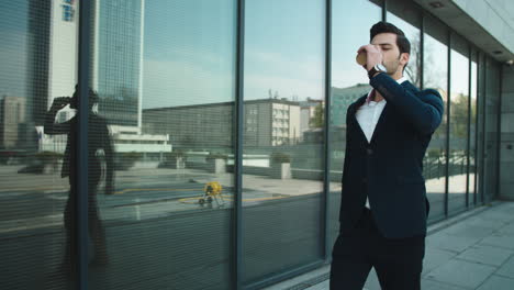 Primer-Hombre-De-Negocios-Usando-Un-Teléfono-Inteligente-En-La-Calle.-Empresario-Caminando-En-La-Calle