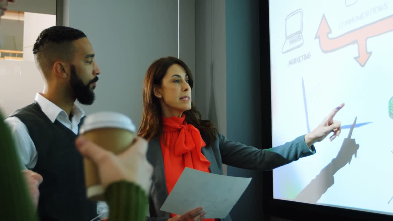 ejecutivos discutiendo en la pantalla en la sala de conferencias 4k