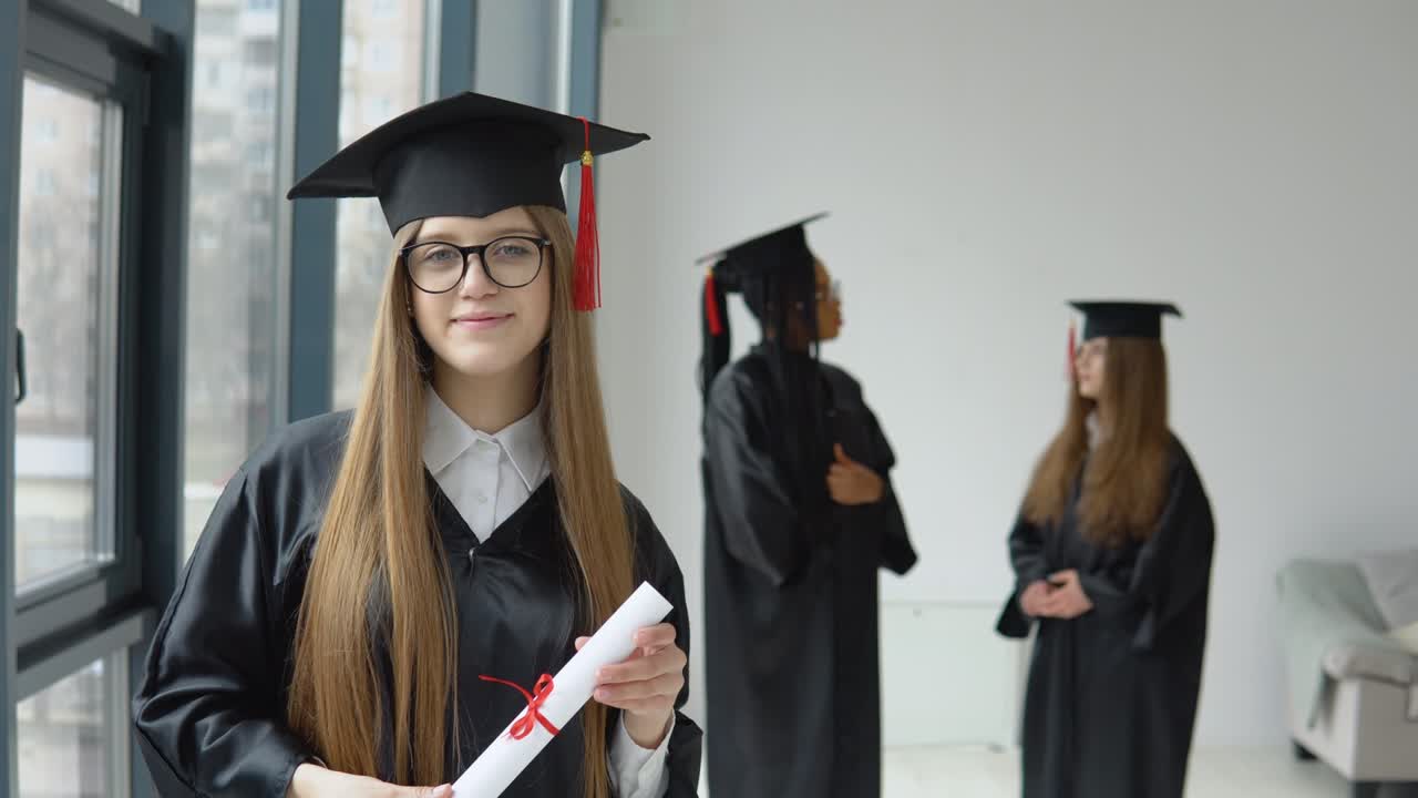 un estudiante con túnica de maestro se para frente a la cámara, y dos estudiantes se comunican en el fondo. proceso de estudios universitarios. maestro de ciencias