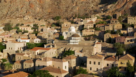 ciudad del castillo de monemvasia en la isla del peloponeso, laconia, grecia