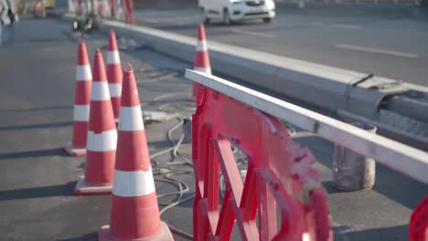 conos de tráfico y una barrera que bloquea una sección de la carretera durante los trabajos de construcción