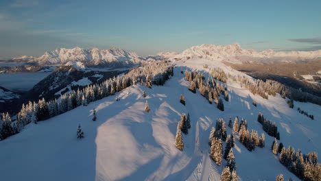 ski en descente sur le mont reiterkogel à hinterglemm, en autriche en hiver