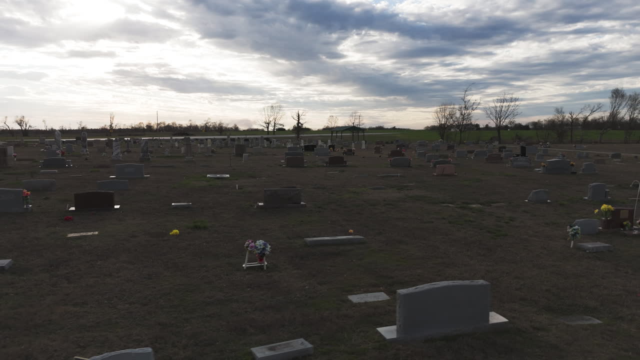 Ripresa aerea di un cimitero del XIX secolo negli Stati Uniti, senza visitatori