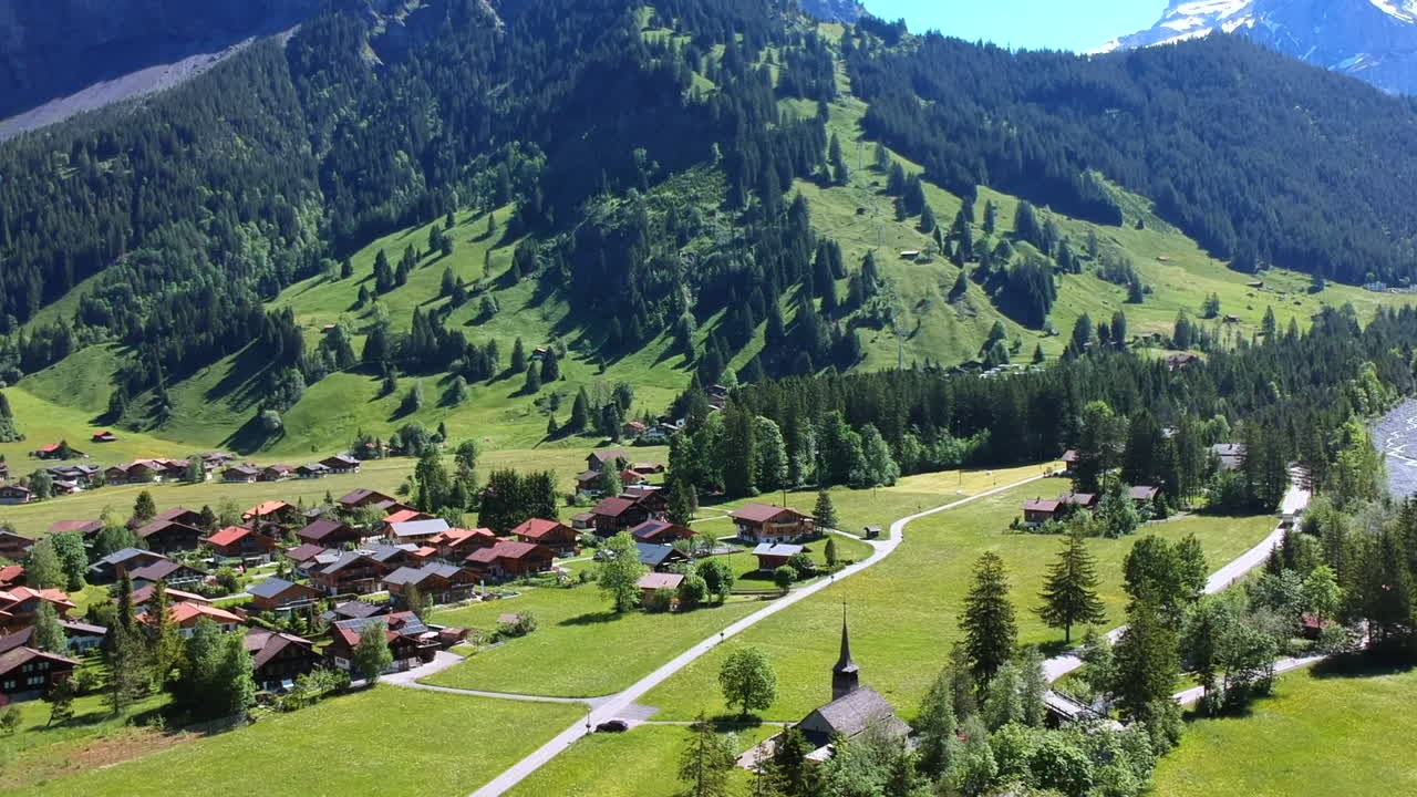 pueblo en los alpes suizos con majestuosas montañas en el fondo