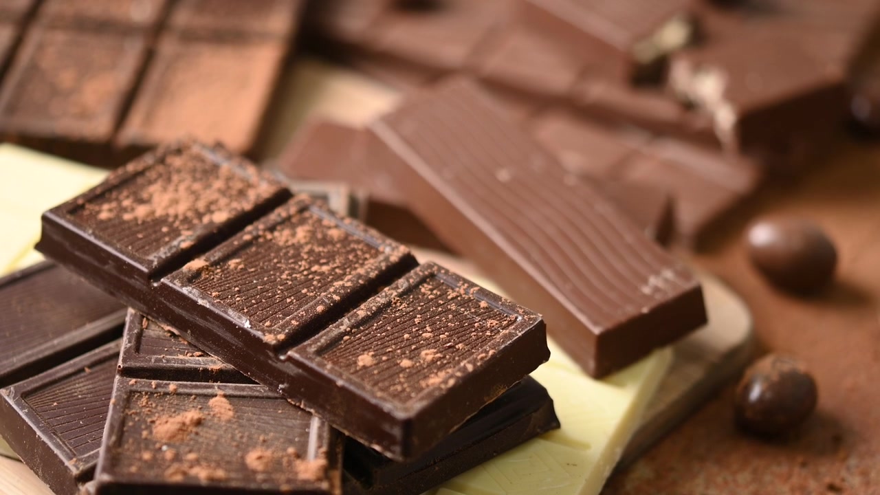 Aneka Batangan Cokelat Hitam dan Susu di Permukaan Kayu