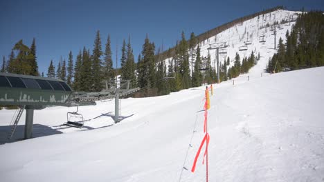 Skilift-Befördert-Passagiere-An-Einem-Wolkenlosen-Tag-Eine-Skipiste-Hinauf