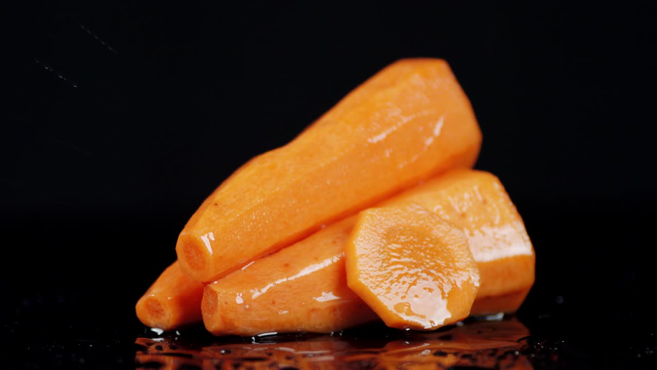 zanahorias frescas con gotas de agua.