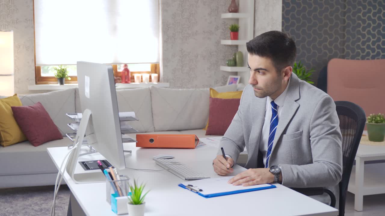 Libero professionista nel suo ufficio domestico
