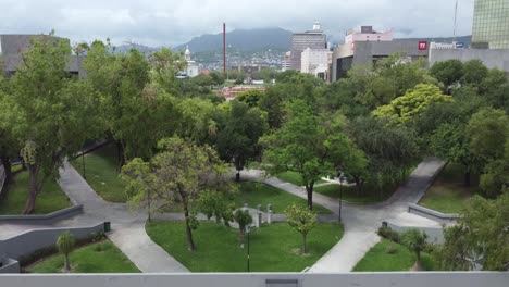 Parque-De-La-Ciudad-De-Monterrey-Con-Estatua-En-El-Centro