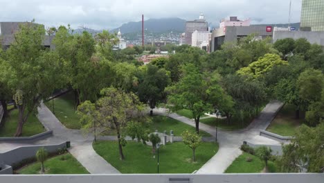parque de la ciudad de monterrey con estatua en el centro