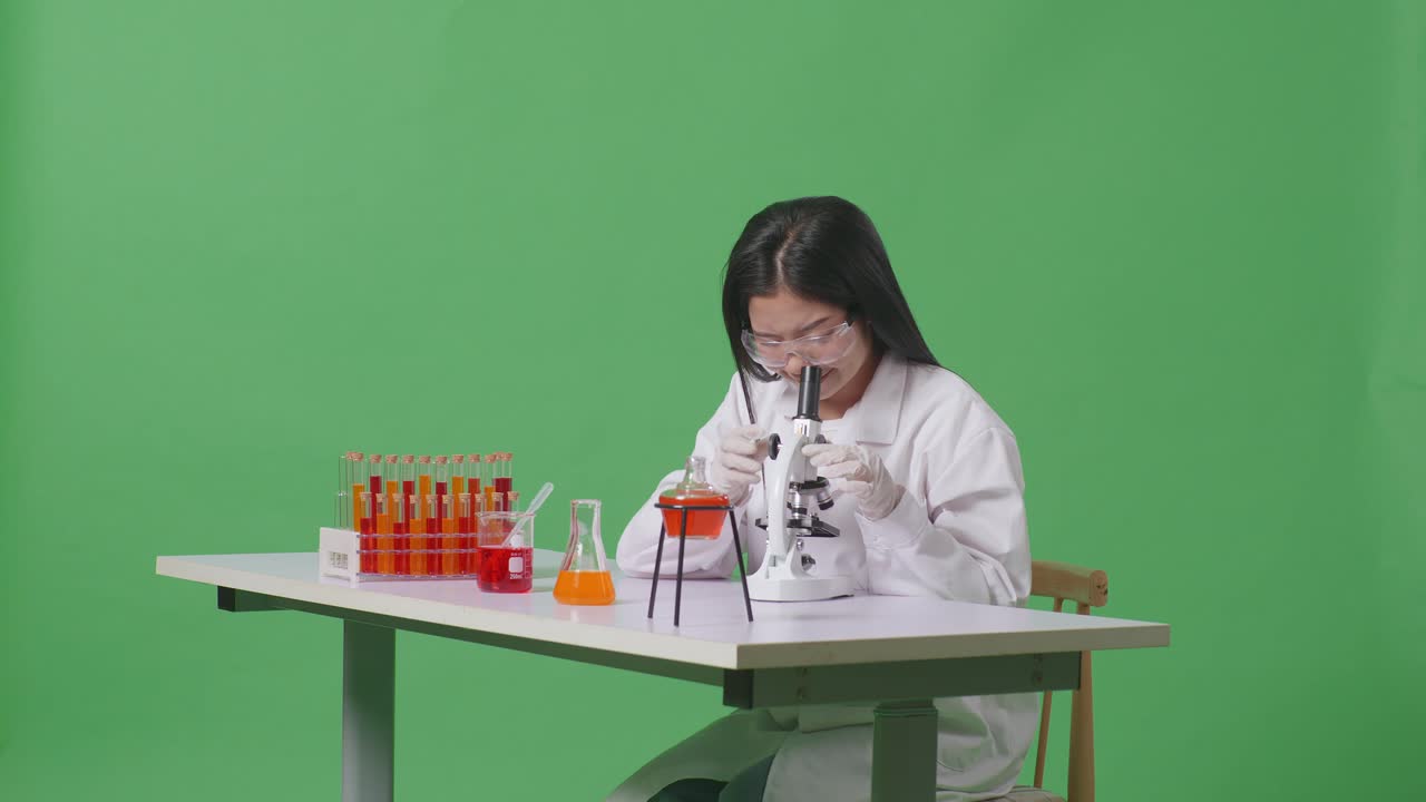 실험실에서 실험을 하는 과학자