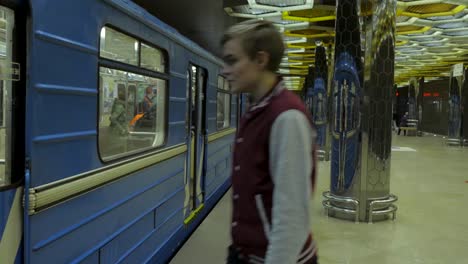 adolescente esperando en una estación de metro