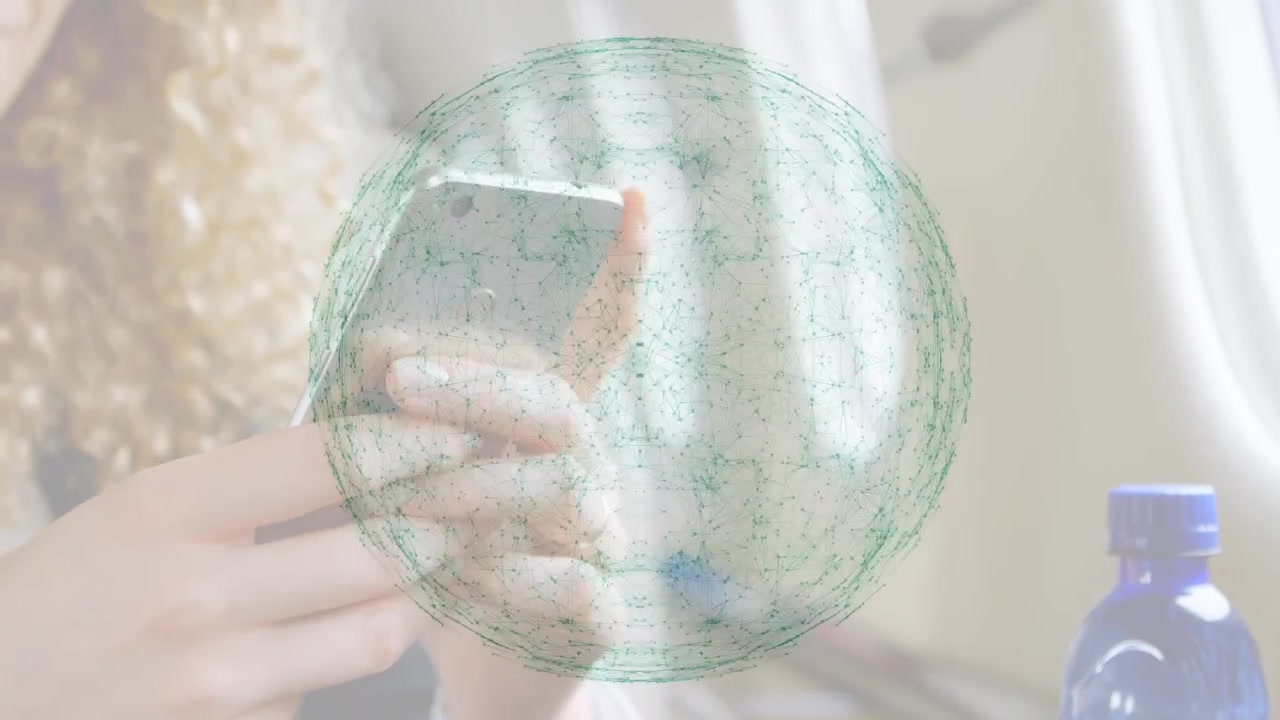 Animazione di una rete di connessioni su una donna d'affari caucasica che usa lo smartphone in aereo.