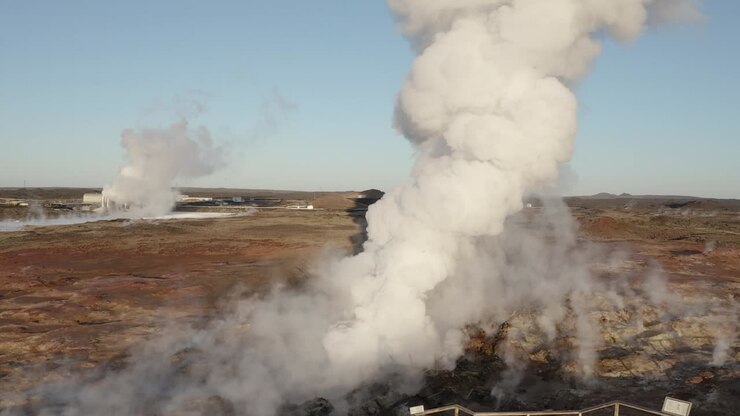 Il vapore si innalza dal famoso geyser Gunnuhver con piattaforma panoramica per turisti
