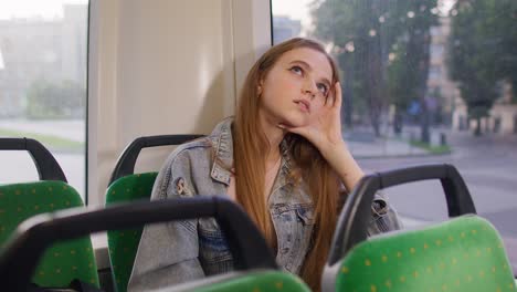 Müde,-Deprimierte-Junge-Frau,-Die-Nach-Einem-Harten-Arbeitstag-Allein-In-Der-Nähe-Des-Fensters-Des-öffentlichen-Busverkehrs-Sitzt