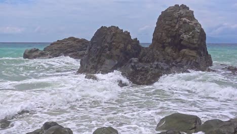 Olas-Del-Océano-En-Cámara-Lenta-Sobre-Rocas-Costeras-En-La-Playa-De-Banbanon,-Surigao-Del-Norte,-Filipinas