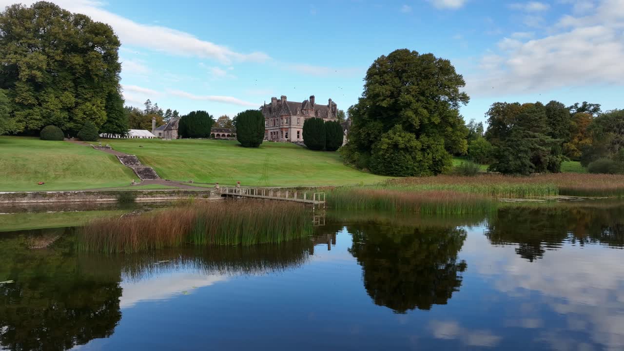 Herregård med spejling i dam