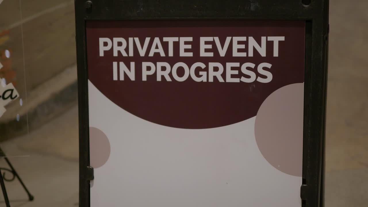 sello de bienvenida a los invitados al lugar en negro un marco con ligeros movimientos intencionales de cámara de estilo portátil