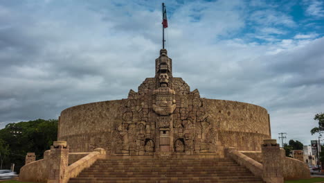 Motion-blur-time-lapse-of-the-monument-to-the-homeland-on-the-Paseo-de-Montejo-in-Merida,-Yucatan,-Mexico-with-blue-sky